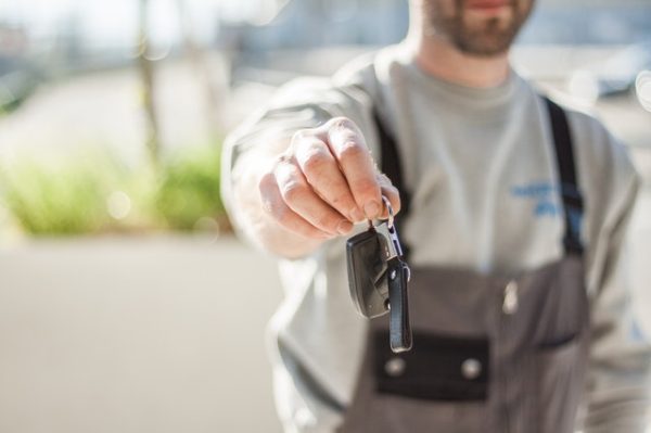 Ouvrir un garage automobile ou devenir négociant de véhicules : bien choisir le statut juridique